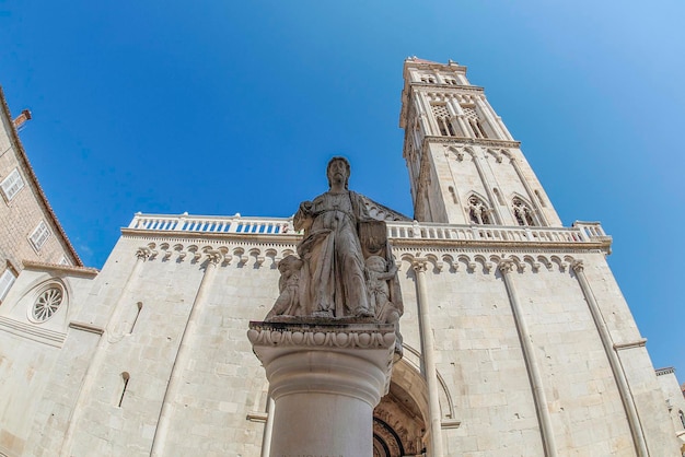 Ciudad medieval de Trogir en Dalmacia Croacia Sitio del Patrimonio Mundial de la UNESCO Ciudad vieja y detalle del edificio