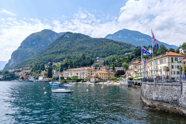 Foto ciudad de menaggio en el lago de como