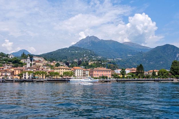 Foto ciudad de menaggio en la orilla del lago de como