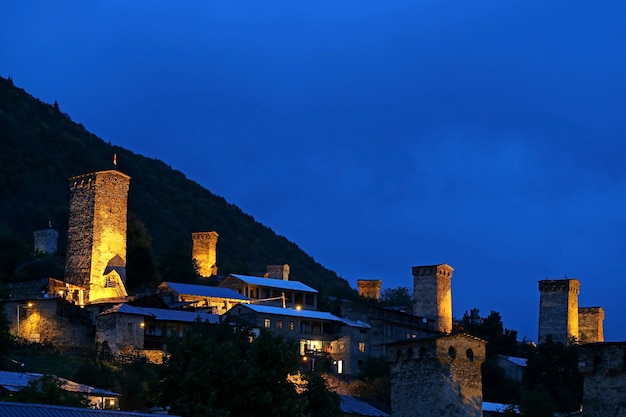 Ciudad de Mestia con las famosas casas torre medievales de Svan en la noche, región de Svaneti en Georgia