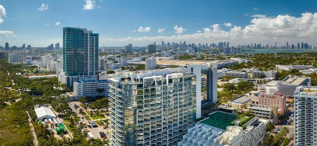 La ciudad de Miami Beach en el sur de Florida, EE.UU. Hoteles de alto lujo y edificios de condominios Vista de ángulo alto de la infraestructura turística en los Estados Unidos