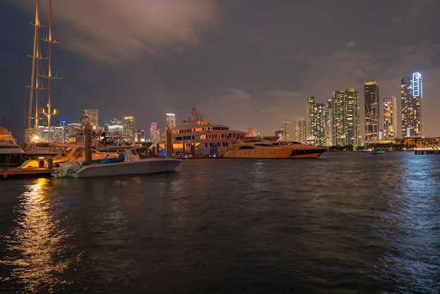 Ciudad de miami. Panorama del horizonte de Miami al atardecer con rascacielos sobre el mar. Sanset céntrico de noche.