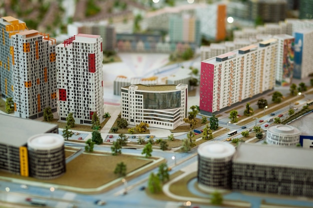 Ciudad en miniatura con calles y edificios vivos