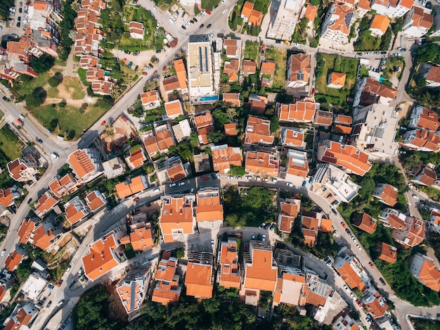La ciudad moderna de budva desde una vista de pájaro foto aérea desde una vista superior de drone