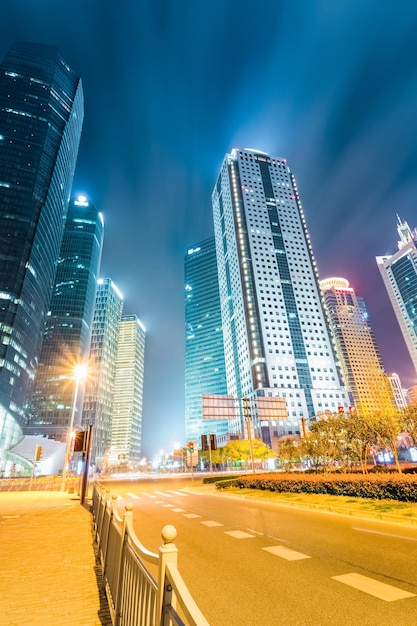 Ciudad moderna en el camino de la noche en el centro financiero de shanghai lujiazuixA