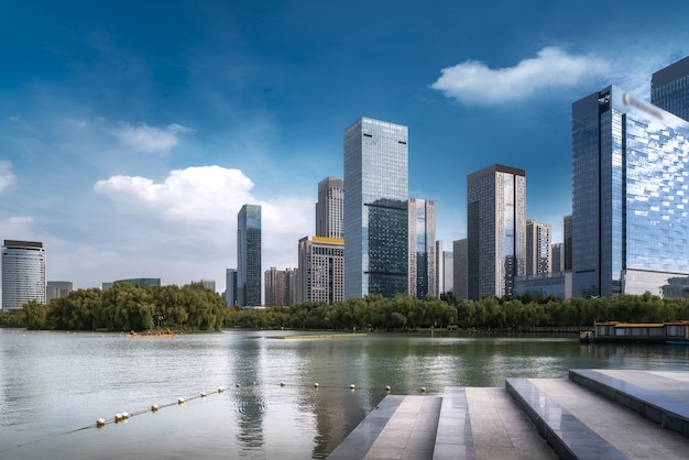 Ciudad moderna china con rascacielos cerca del río.