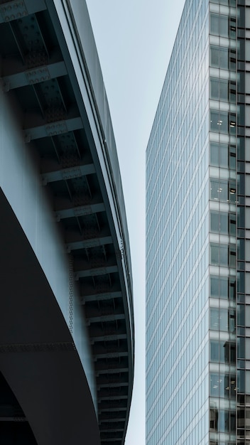 Foto ciudad moderna con edificios a la luz del día.