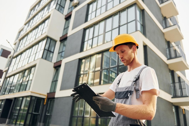 Ciudad moderna Joven trabajando en uniforme en la construcción durante el día