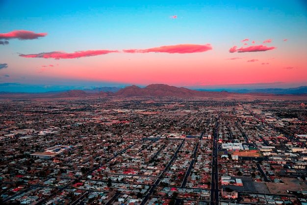 Ciudad moderna con montaña al atardecer