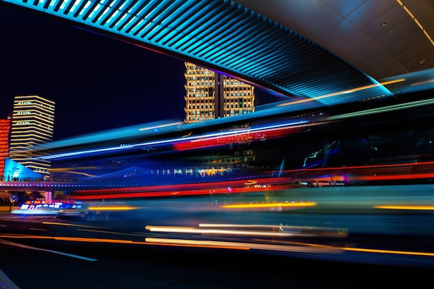 Ciudad moderna de noche con efecto de movimiento de larga exposición.