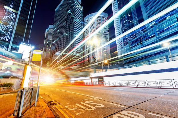 Ciudad moderna en la noche