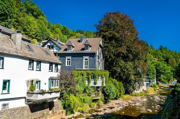 Ciudad de monschau sobre el río rur en el norte de rhinewestphalia alemania