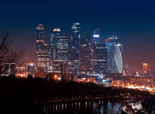 Ciudad de Moscú en el fondo de arquitectura de noche