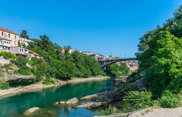 En la ciudad de Mostar hay un moderno puente para automóviles.