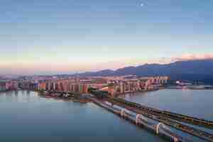 Foto ciudad de mountainswater en la vista aérea de la puesta del sol de la hermosa ciudad de jiujiang, provincia de jiangxi, china