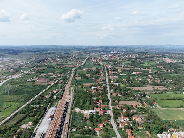 La ciudad muerta abandonada cerca del pozo de Kolubara en la minería del carbón por la vía abierta Drone view Lazarevac Serbia