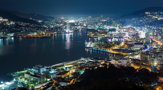 Ciudad de Nagasaki en la noche