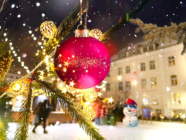 Ciudad navideña, decoración callejera, festiva en el mercado del casco antiguo de Tallin