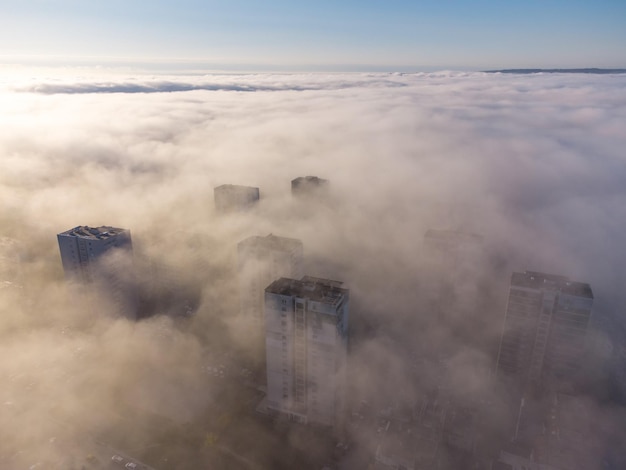 Ciudad en la niebla por la mañana vista aérea Varna Bulgaria