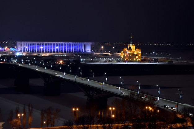 La ciudad de Nizhny Novgorod brilla en una noche de invierno