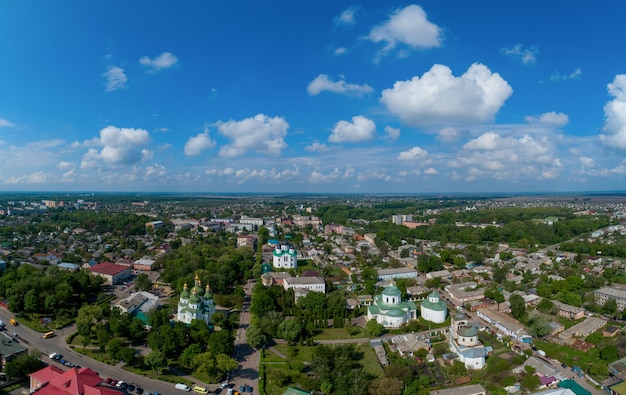 La ciudad de Nizhyn en la vista aérea de primavera Ucrania