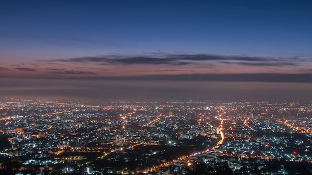 Ciudad de la noche antes del fondo del amanecer.