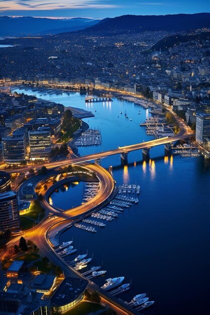 una ciudad por la noche con barcos y un puente en el fondo