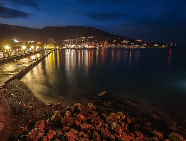 Ciudad de noche cerca del mar Ucrania Yalta