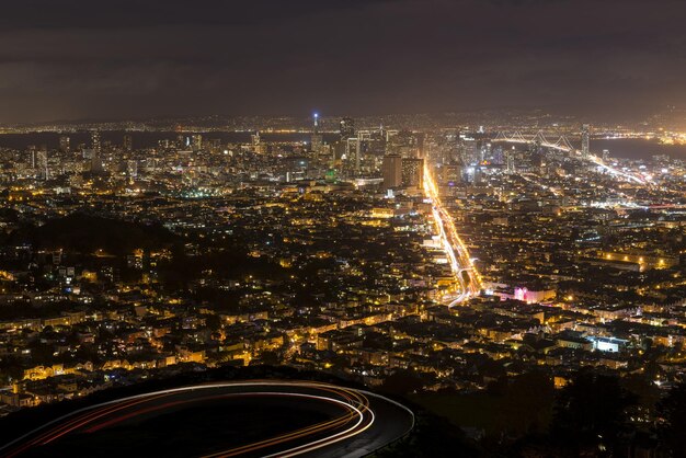 Foto una ciudad por la noche con una ciudad en el fondo