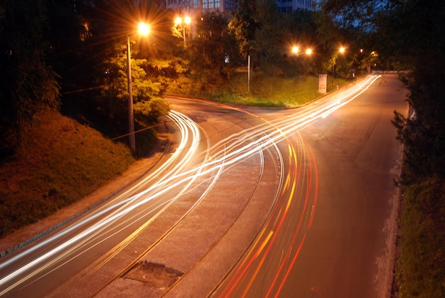 Foto ciudad de noche con luz roja y blanca borrosa de los coches