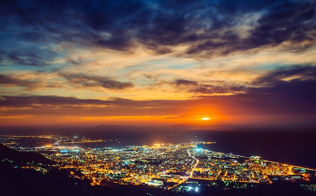 Ciudad con una noche en la playa