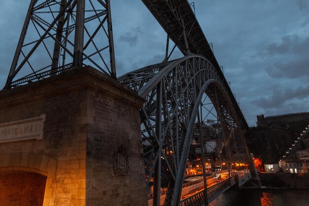 Ciudad nocturna europea antigua de Oporto con hermosas calles puente linterna y luces