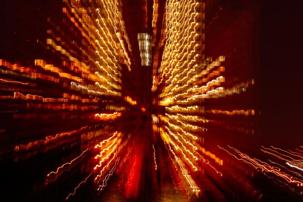 Ciudad nocturna en movimiento de líneas de luz.