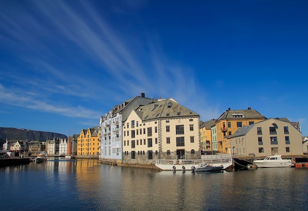 Ciudad noruega de Alesund en verano, lugares hermosos en Escandinavia,