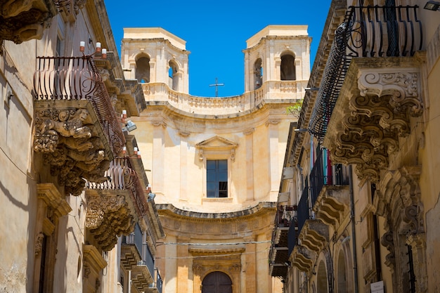 Ciudad de Noto en Sicilia, la maravilla barroca - Patrimonio de la UNESCO. Detalle del balcón del Palazzo Nicolaci, máxima expresión del estilo barroco siciliano.