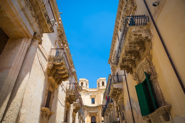 Foto ciudad de noto en sicilia, la maravilla barroca - patrimonio de la unesco. detalle del balcón del palazzo nicolaci, máxima expresión del estilo barroco siciliano.