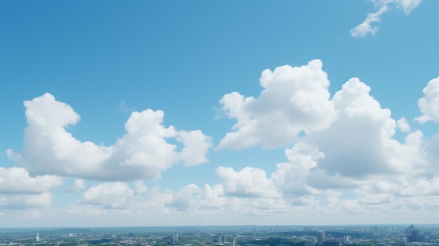 una ciudad con nubes en el cielo