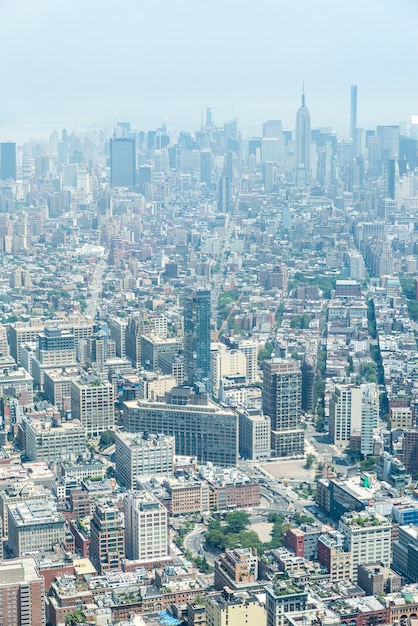 CIUDAD DE NUEVA YORK - 10 DE JULIO: Vista aérea de Manhattan el 10 de julio de 2015 en Nueva York. Manhattan es un importante centro comercial, económico y cultural de los Estados Unidos.