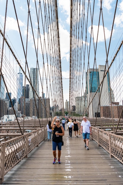 Ciudad de Nueva York, Estados Unidos 12 de mayo de 2023 Puente de Brooklyn a través del río Hudson a Manhattan con personas