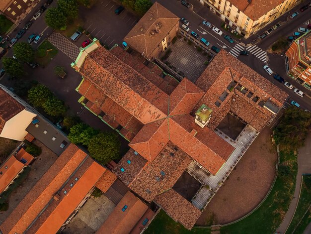 una ciudad con un número en la parte superior