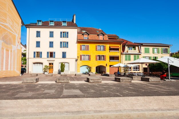 Ciudad de Nyon en el lago de Ginebra