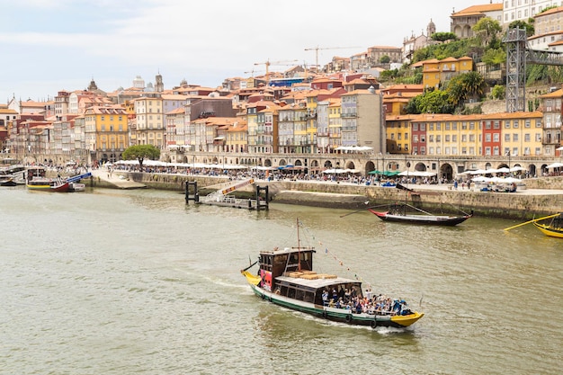 Foto ciudad de oporto con vistas al río duero y barta cruzando el río