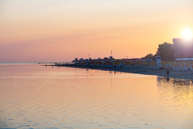 Ciudad a orillas del mar al atardecer