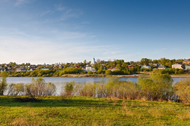 Ciudad a orillas del río