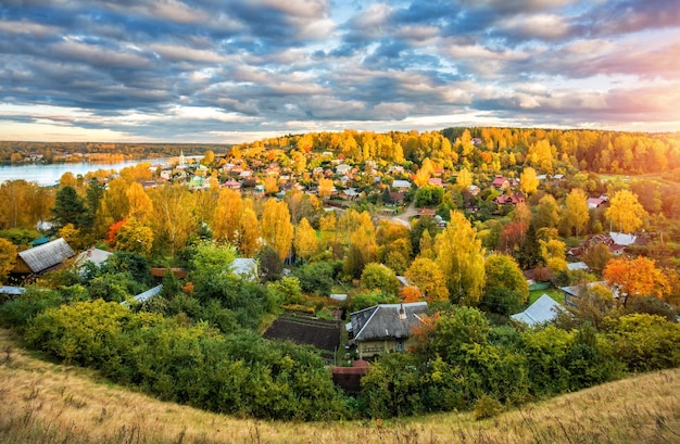 Ciudad otoñal de Plyos desde lo alto de la Catedral Casas de montaña y árboles amarillos y Volga