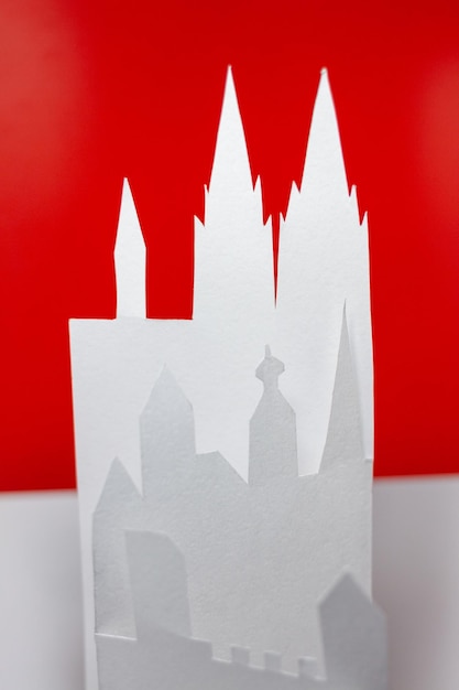 ciudad de papel, sobre un fondo rojo, casco antiguo