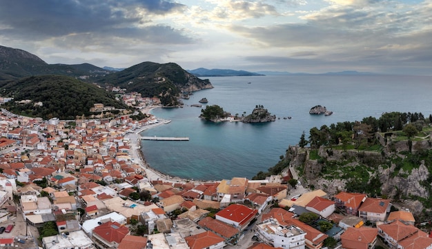 Ciudad de Parga Grecia Vista aérea de drones del castillo arruina el edificio tradicional de la ciudad y las islas