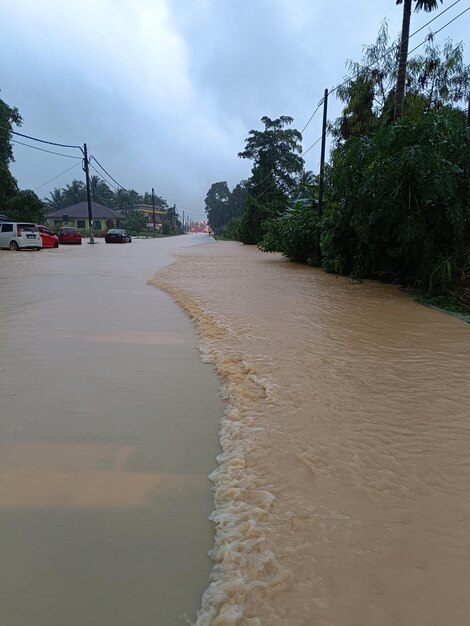 La ciudad de Pasir Puteh Kelantan Malasia comenzó a ser inundada