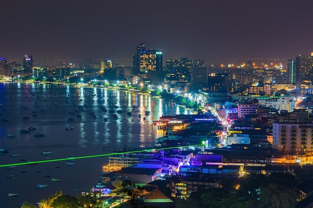 La ciudad de Pattaya y los muchos barcos que atracan en la noche