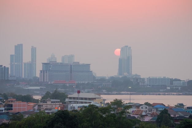 Foto la ciudad de pattaya en la puesta del sol.